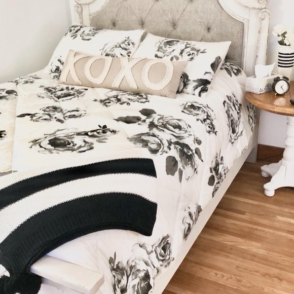 Pottery Barn Teen Emily & Meritt Bed of Roses Comforter - Picture 4 of 6